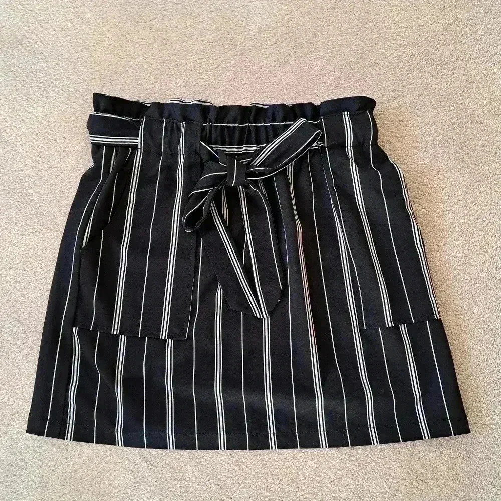 Urban Heritage Black and White Striped Skirt Size Medium Short Casual